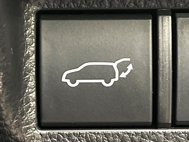 【パワーバックドア】スマートキーや運転席のボタンを押すだけでリアゲートが自動で開閉します!荷物を持っている時や、高い位置にあるバックドアを閉める際に便利な機能です♪