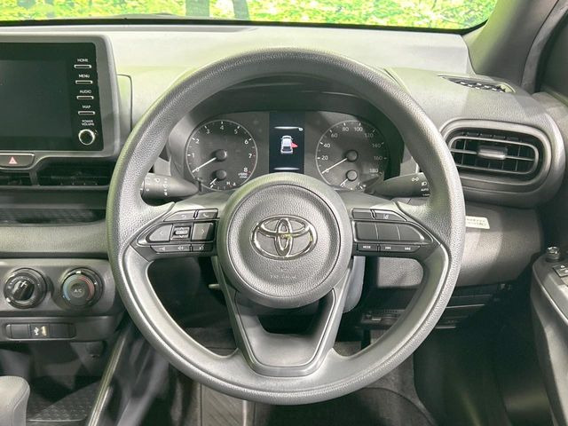�C���e���A�ɍ��킹���f�U�C���̃X�e�A�����O�́A�^�]�������̂��Ƃ��l���A�^�]���₷���`��A�傫���ł��B�����x�A���ۂɐG���Ă��m���߂��������B