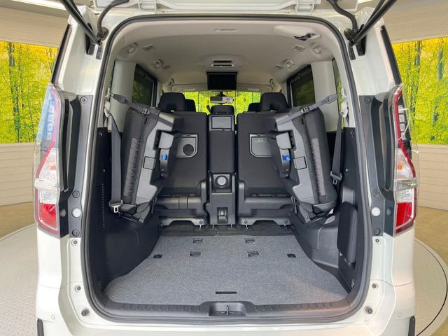 後席を格納すると、これだけの広さが!シーンに合わせたシートアレンジで、大きな荷物も積むことが出来ます♪