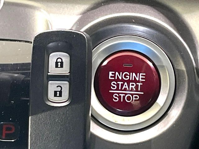 �yHonda�X�}�[�g�L�[�z�J�o����|�P�b�g�ɓ��ꂽ�܂܂ł��h�A�̎{���E�������\�ȃX�}�[�g�L�[�𑕔��B�G���W���̃I���E�I�t�����J�M�����o���K�v����������Ƃ��Ă��֗��ł���
