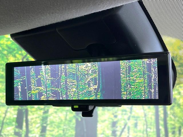 【インテリジェントルームミラー】後席の大きな荷物や同乗者で後方が確認しづらい時でも安心!カメラが撮影した車両後方の映像をルームミラー内に表示。クリアな視界で状況の確認が可能です!