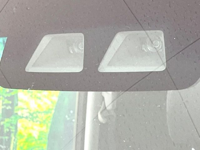 【スマートアシスト】走行中に前方の車両等を認識し、衝突しそうな時は警報とブレーキで衝突回避と被害軽減をアシスト。より安全にドライブをお楽しみいただけます。