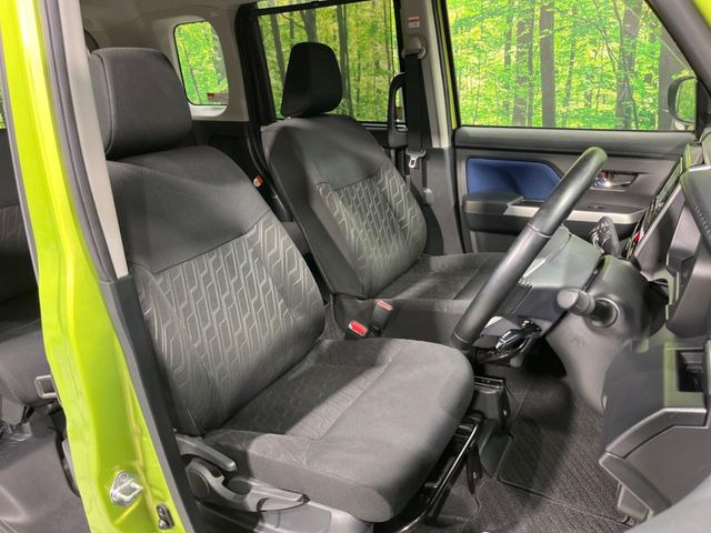 運転席まわりには十分なスペースがあり、大柄な方でもゆったり運転していただける環境です。