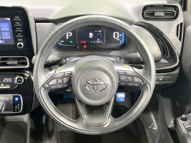 �C���e���A�ɍ��킹���f�U�C���̃X�e�A�����O�́A�^�]�������̂��Ƃ��l���A�^�]���₷���`��A�傫���ł��B�����x�A���ۂɐG���Ă��m���߂��������B
