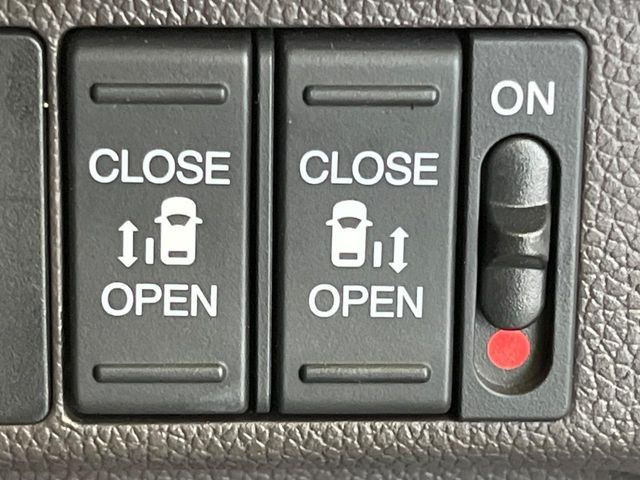 【両側パワースライドドア】スマートキーや運転席のスイッチで後席両側スライドドアの開閉が可能♪電動だから力を入れてドアを開ける必要が無く、小さなお子様でも簡単に開け閉めでき快適です♪