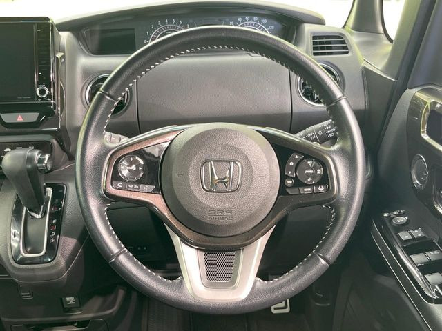 【ステアリングスイッチ】運転中、前方から目線をそらすことなく、オーディオ等の操作が可能な便利機能!安心&快適なドライブを演出してくれます♪
