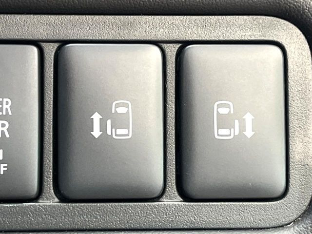 【両側パワースライドドア】スマートキーや運転席のスイッチで後席両側スライドドアの開閉が可能♪電動だから力を入れてドアを開ける必要が無く、小さなお子様でも簡単に開け閉めでき快適です♪