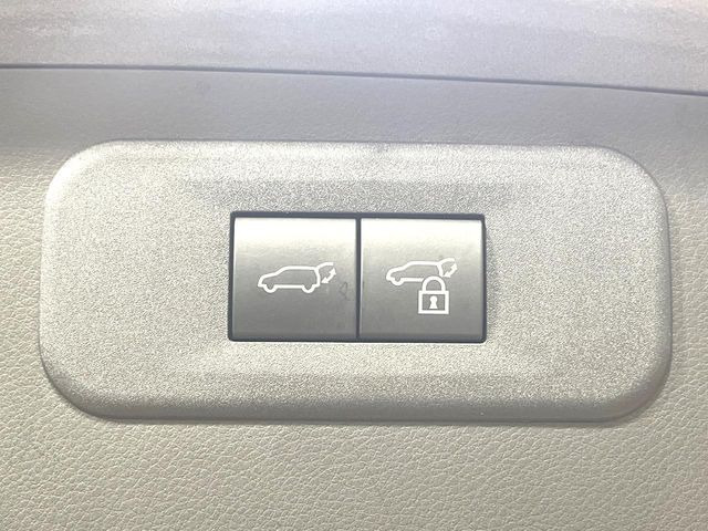 【パワーバックドア】スマートキーや運転席のボタンを押すだけでリアゲートが自動で開閉します!荷物を持っている時や、高い位置にあるバックドアを閉める際に便利な機能です♪