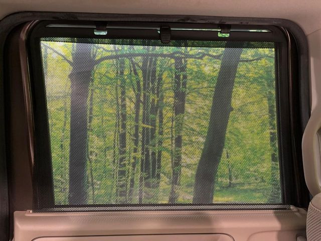 【ロールシェード】日差しや車外からの光が眩しいときにサッと引き出して使える、ロール格納タイプのサンシェードを装備。後席に乗ったお子様がウトウトしだした時など、ぜひご活用ください♪