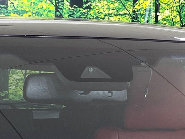 【プリクラッシュセーフティ】前方の車両等を検知し、衝突しそうな時は警報で注意を促し、ブレーキを踏む力をサポート。ブレーキを踏めなかった場合は衝突被害軽減ブレーキが作動、衝突回避をサポートします。
