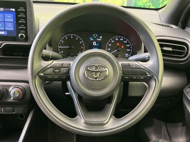 インテリアに合わせたデザインのステアリングは、運転される方のことも考え、運転しやすい形状、大きさです。是非一度、実際に触ってお確かめください。