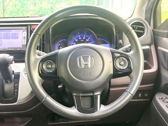 �C���e���A�ɍ��킹���f�U�C���̃X�e�A�����O�́A�^�]�������̂��Ƃ��l���A�^�]���₷���`��A�傫���ł��B�����x�A���ۂɐG���Ă��m���߂��������B
