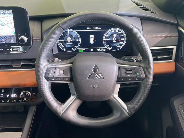 �C���e���A�ɍ��킹���f�U�C���̃X�e�A�����O�́A�^�]�������̂��Ƃ��l���A�^�]���₷���`��A�傫���ł��B�����x�A���ۂɐG���Ă��m���߂��������B