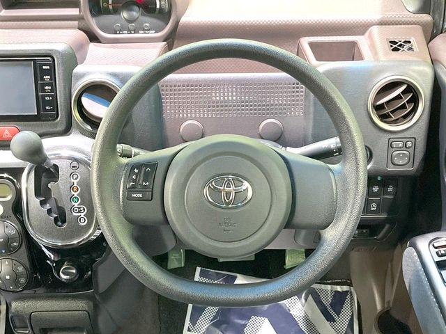 �C���e���A�ɍ��킹���f�U�C���̃X�e�A�����O�́A�^�]�������̂��Ƃ��l���A�^�]���₷���`��A�傫���ł��B�����x�A���ۂɐG���Ă��m���߂��������B