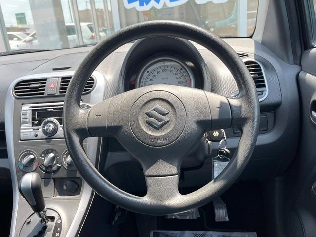 �C���e���A�ɍ��킹���f�U�C���̃X�e�A�����O�́A�^�]�������̂��Ƃ��l���A�^�]���₷���`��A�傫���ł��B�����x�A���ۂɐG���Ă��m���߂��������B