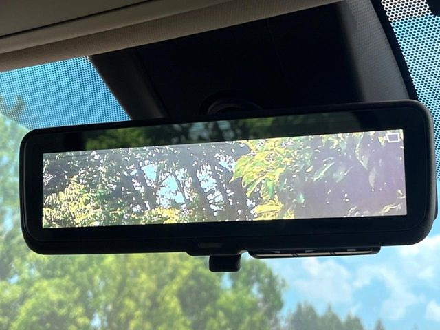 【デジタルインナーミラー】後席の大きな荷物や同乗者で後方が確認しづらい時でも安心!カメラが撮影した車両後方の映像をルームミラー内に表示。クリアな視界で状況の確認が可能です!