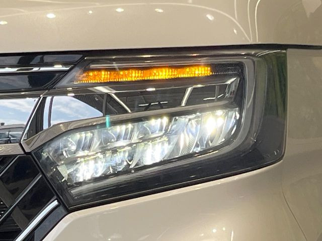 【LEDヘッドライト】悪天候や夜間走行時も良好な視界を確保し安心して運転できる高輝度LEDヘッドライトを装備!点灯速度が早く、消費電力も抑えられています。
