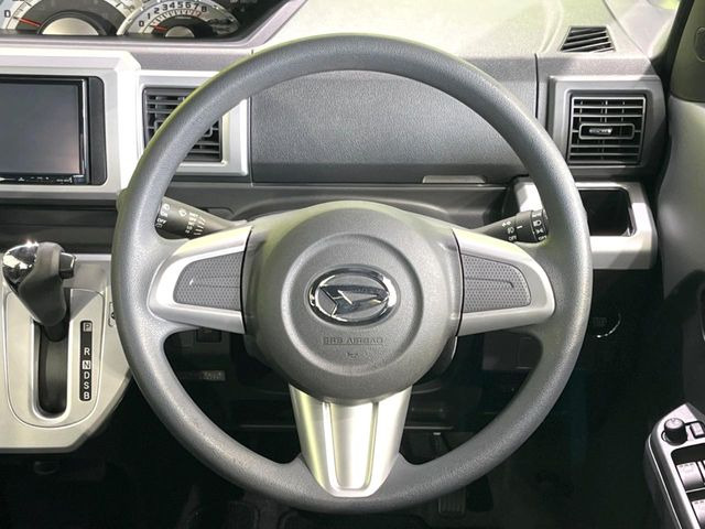 �C���e���A�ɍ��킹���f�U�C���̃X�e�A�����O�́A�^�]�������̂��Ƃ��l���A�^�]���₷���`��A�傫���ł��B�����x�A���ۂɐG���Ă��m���߂��������B