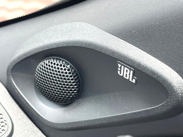 �yJBL�T�E���h�V�X�e���z���[�J�[�I�v�V�����̍��i�ʃT�E���h�V�X�e���𓋍ځB��p�̃`���[�j���O���{���ꂽ�召�l�X�ȃX�s�[�J�[����ǎ��ȃT�E���h���t�ł��A�Տꊴ���ӂ�鉹����Ԃ����o���܂��B
