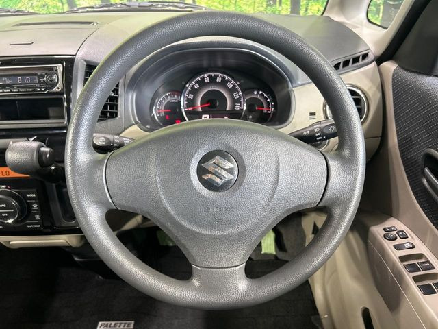 �C���e���A�ɍ��킹���f�U�C���̃X�e�A�����O�́A�^�]�������̂��Ƃ��l���A�^�]���₷���`��A�傫���ł��B�����x�A���ۂɐG���Ă��m���߂��������B