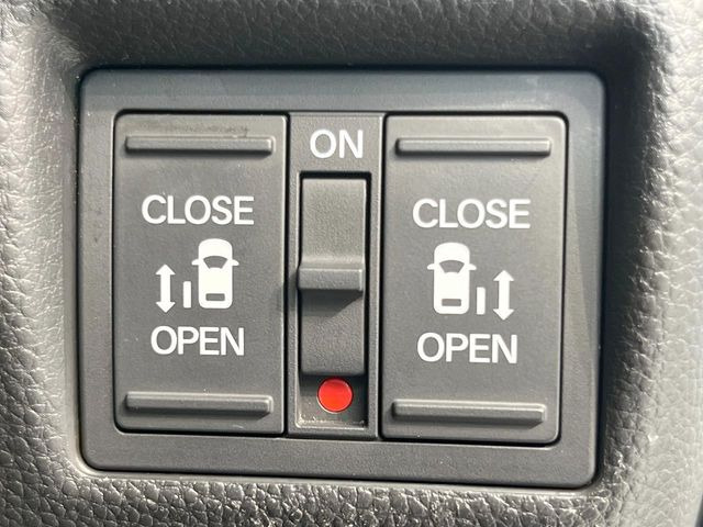 【両側パワースライドドア】スマートキーや運転席のスイッチで後席両側スライドドアの開閉が可能♪電動だから力を入れてドアを開ける必要が無く、小さなお子様でも簡単に開け閉めでき快適です♪