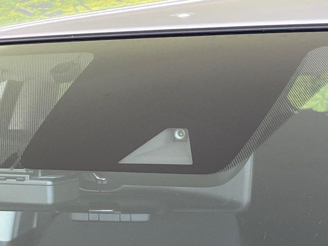 【エマージェンシーブレーキ】走行中に前方の車両等を認識し、衝突しそうな時は警報とブレーキで衝突回避と被害軽減をアシスト。より安全にドライブをお楽しみいただけます。