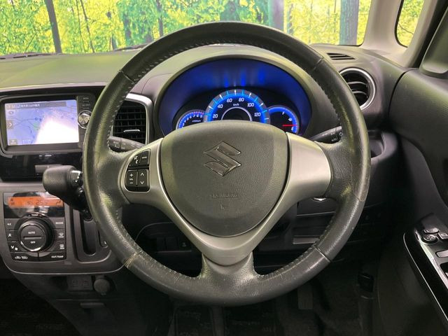 �C���e���A�ɍ��킹���f�U�C���̃X�e�A�����O�́A�^�]�������̂��Ƃ��l���A�^�]���₷���`��A�傫���ł��B�����x�A���ۂɐG���Ă��m���߂��������B