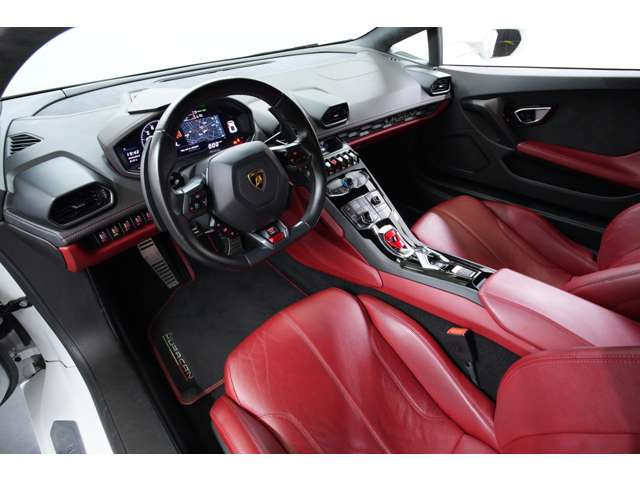 �I�v�V�����̃u�����f�B���O�p�b�P�[�W�𑕔��BLamborghini���^�����O��w�b�h���X�g���G���{�X�N���X�g���S���ǉ�����A��荋�؂ȃC���e���A��ԂƂȂ�܂��B