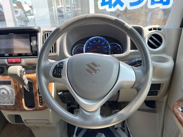 �C���e���A�ɍ��킹���f�U�C���̃X�e�A�����O�́A�^�]�������̂��Ƃ��l���A�^�]���₷���`��A�傫���ł��B�����x�A���ۂɐG���Ă��m���߂��������B