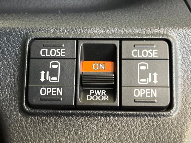 【両側パワースライドドア】スマートキーや運転席のスイッチで後席両側スライドドアの開閉が可能♪電動だから力を入れてドアを開ける必要が無く、小さなお子様でも簡単に開け閉めでき快適です♪