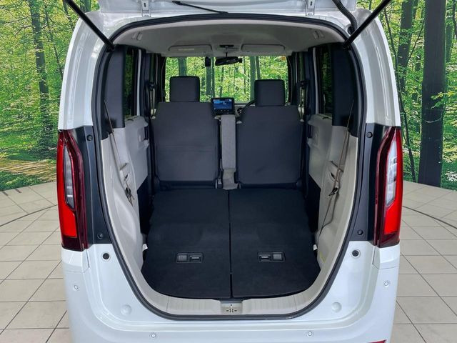 普段のお買い物や通勤、送迎等に十分な荷室スペースを確保しております。セカンドシートを倒すと、大きな荷物の積載も可能です♪