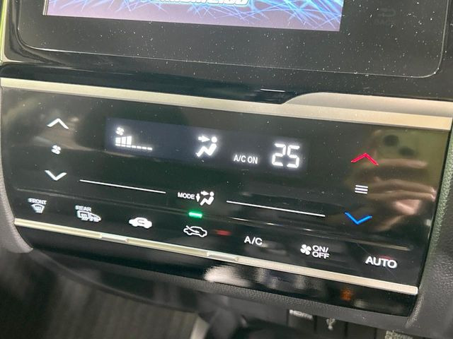 【オートエアコン】一度お好みの温度に設定すれば、車内の温度を検知し風量や温度を自動で調整。暑い&hellip;寒い&hellip;と何度もスイッチ操作をする必要はありません。快適な車内空間には必須の機能ですね♪