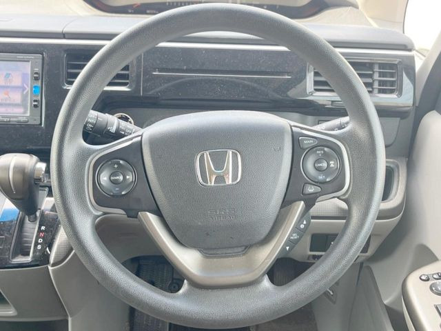 �C���e���A�ɍ��킹���f�U�C���̃X�e�A�����O�́A�^�]�������̂��Ƃ��l���A�^�]���₷���`��A�傫���ł��B�����x�A���ۂɐG���Ă��m���߂��������B