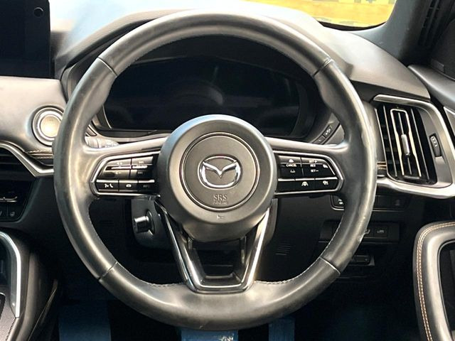 インテリアに合わせたデザインのステアリングは、運転される方のことも考え、運転しやすい形状、大きさです。是非一度、実際に触ってお確かめください。