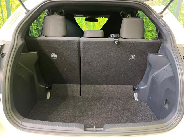 積み下ろしのしやすいデッキにはたっぷりと荷物を積み込んでいただけます。遊びから仕事まで、様々なシーンで頼れます♪