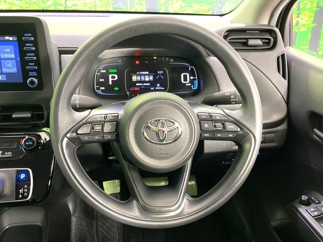 �C���e���A�ɍ��킹���f�U�C���̃X�e�A�����O�́A�^�]�������̂��Ƃ��l���A�^�]���₷���`��A�傫���ł��B�����x�A���ۂɐG���Ă��m���߂��������B