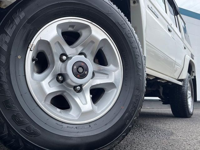 �y����16�C���`�A���~�z�C�[���z�O�ςɃ}�b�`���������A���~�z�C�[���𑕒����Ă���܂��B�e��ЊO�A���~�z�C�[����A�X�^�b�h���X�^�C�����戵�����Ă���܂��B���񂲑��k����������