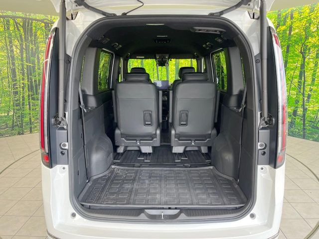 床下収納式のサードシートです。座席部分をコンパクトに収納でき、広大な荷室スペースとしてお使いいただけます!乗車人数や荷物の量など利用シーンに合わせて3列目を有効活用でき、とっても便利♪