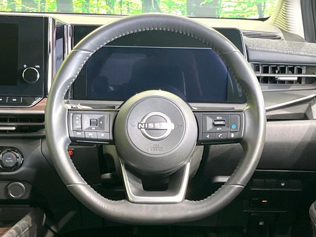 インテリアに合わせたデザインのステアリングは、運転される方のことも考え、運転しやすい形状、大きさです。是非一度、実際に触ってお確かめください。