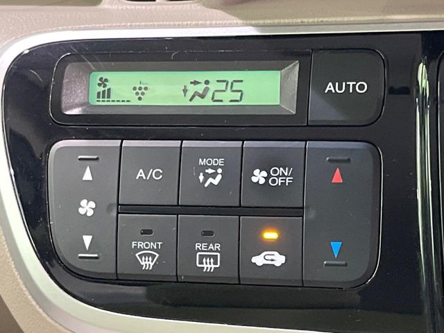 【オートエアコン】一度お好みの温度に設定すれば、車内の温度を検知し風量や温度を自動で調整。暑い&hellip;寒い&hellip;と何度もスイッチ操作をする必要はありません。快適な車内空間には必須の機能ですね♪