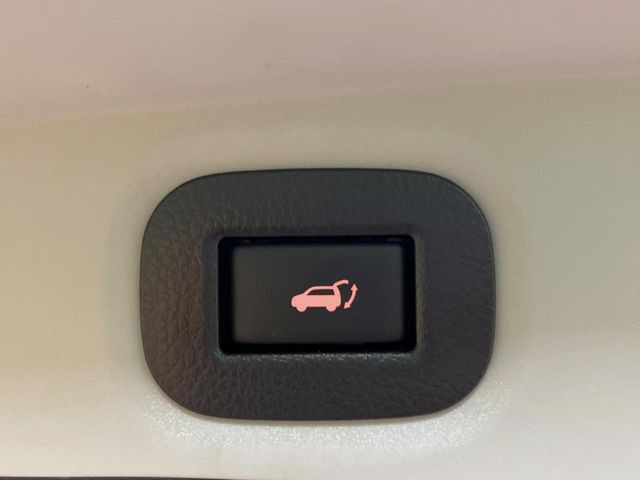 【パワーバックドア】スマートキーや運転席のボタンを押すだけでリアゲートが自動で開閉します!荷物を持っている時や、高い位置にあるバックドアを閉める際に便利な機能です♪