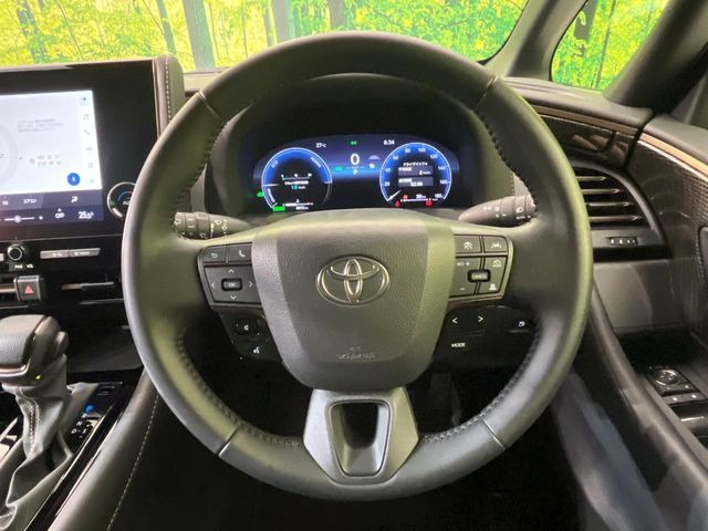 �C���e���A�ɍ��킹���f�U�C���̃X�e�A�����O�́A�^�]�������̂��Ƃ��l���A�^�]���₷���`��A�傫���ł��B�����x�A���ۂɐG���Ă��m���߂��������B
