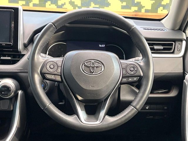 インテリアに合わせたデザインのステアリングは、運転される方のことも考え、運転しやすい形状、大きさです。是非一度、実際に触ってお確かめください。