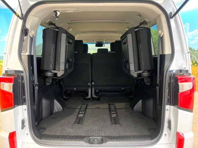普段のお買い物や通勤、送迎等に十分な荷室スペースを確保しております。セカンドシートを倒すと、大きな荷物の積載も可能です♪