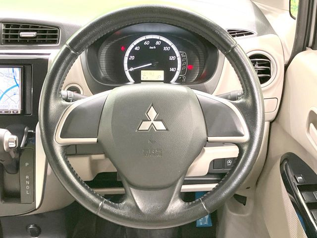 �C���e���A�ɍ��킹���f�U�C���̃X�e�A�����O�́A�^�]�������̂��Ƃ��l���A�^�]���₷���`��A�傫���ł��B�����x�A���ۂɐG���Ă��m���߂��������B