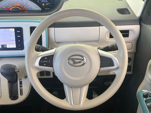 �C���e���A�ɍ��킹���f�U�C���̃X�e�A�����O�́A�^�]�������̂��Ƃ��l���A�^�]���₷���`��A�傫���ł��B�����x�A���ۂɐG���Ă��m���߂��������B