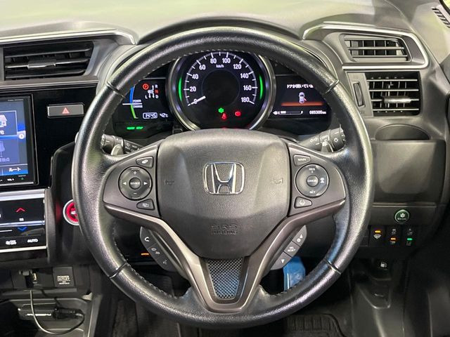 �C���e���A�ɍ��킹���f�U�C���̃X�e�A�����O�́A�^�]�������̂��Ƃ��l���A�^�]���₷���`��A�傫���ł��B�����x�A���ۂɐG���Ă��m���߂��������B