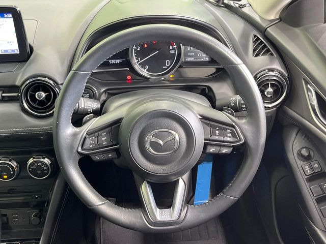 �C���e���A�ɍ��킹���f�U�C���̃X�e�A�����O�́A�^�]�������̂��Ƃ��l���A�^�]���₷���`��A�傫���ł��B�����x�A���ۂɐG���Ă��m���߂��������B