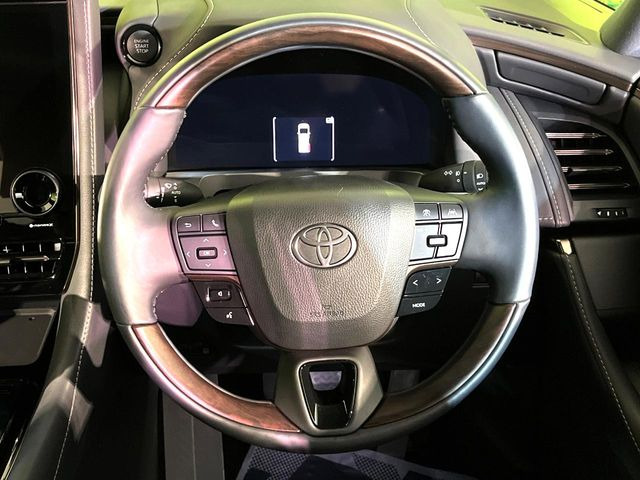 �C���e���A�ɍ��킹���f�U�C���̃X�e�A�����O�́A�^�]�������̂��Ƃ��l���A�^�]���₷���`��A�傫���ł��B�����x�A���ۂɐG���Ă��m���߂��������B
