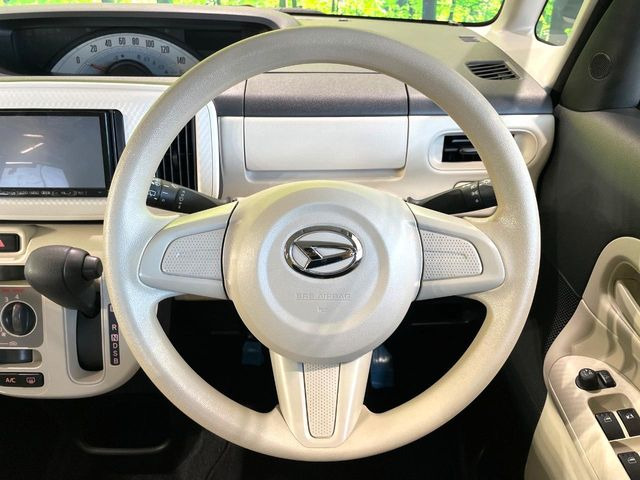 �C���e���A�ɍ��킹���f�U�C���̃X�e�A�����O�́A�^�]�������̂��Ƃ��l���A�^�]���₷���`��A�傫���ł��B�����x�A���ۂɐG���Ă��m���߂��������B